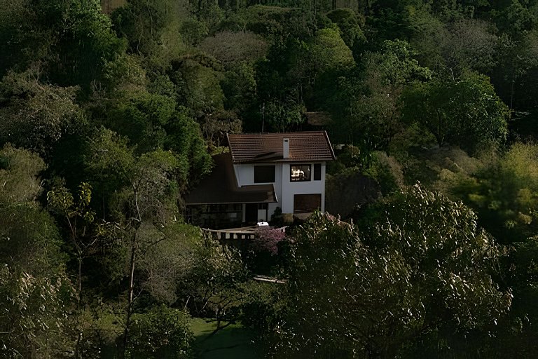 Casa de fazenda com rio, sauna e lareira