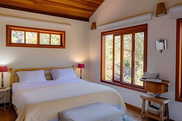 Casa de fazenda com rio, sauna e lareira