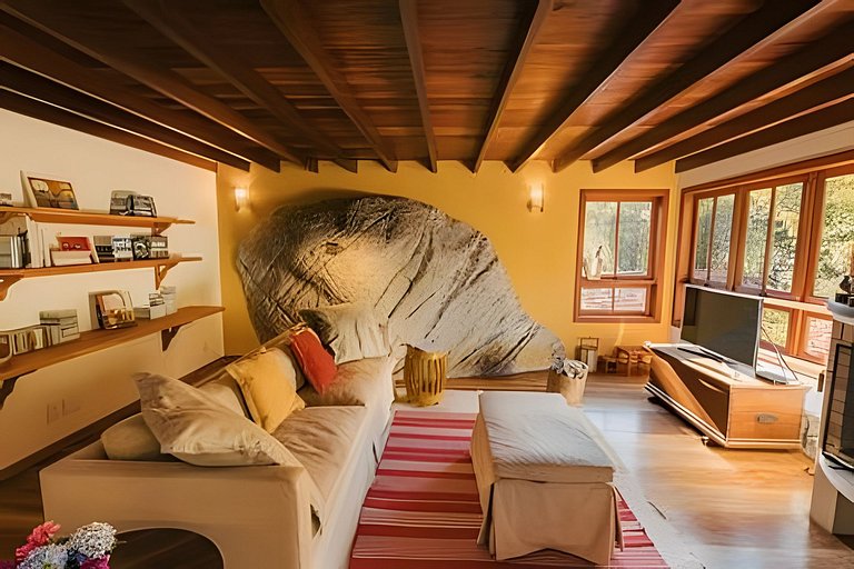 Casa de fazenda com rio, sauna e lareira