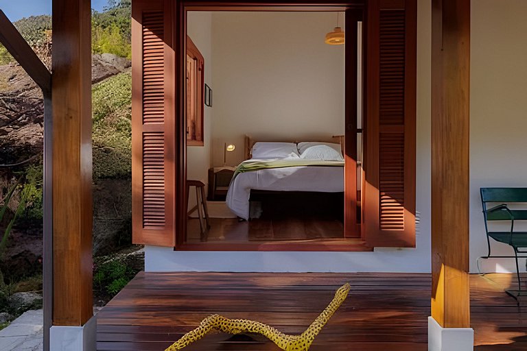 Casa de fazenda com rio, sauna e lareira