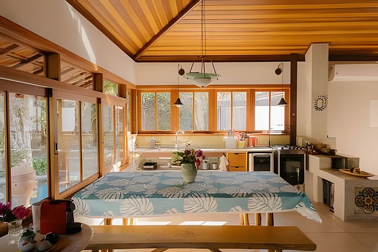 Casa de fazenda com rio, sauna e lareira