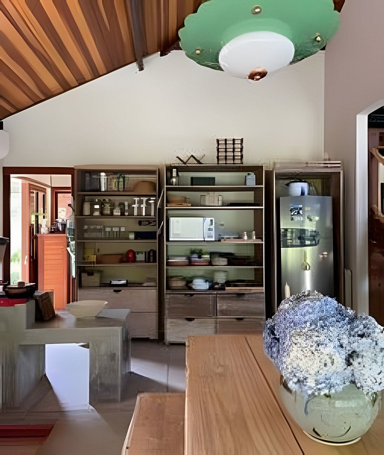 Casa de fazenda com rio, sauna e lareira