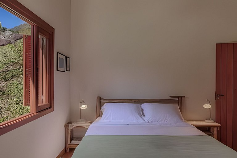 Casa de fazenda com rio, sauna e lareira