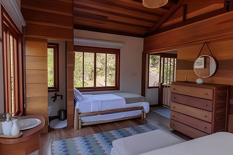 Casa de fazenda com rio, sauna e lareira
