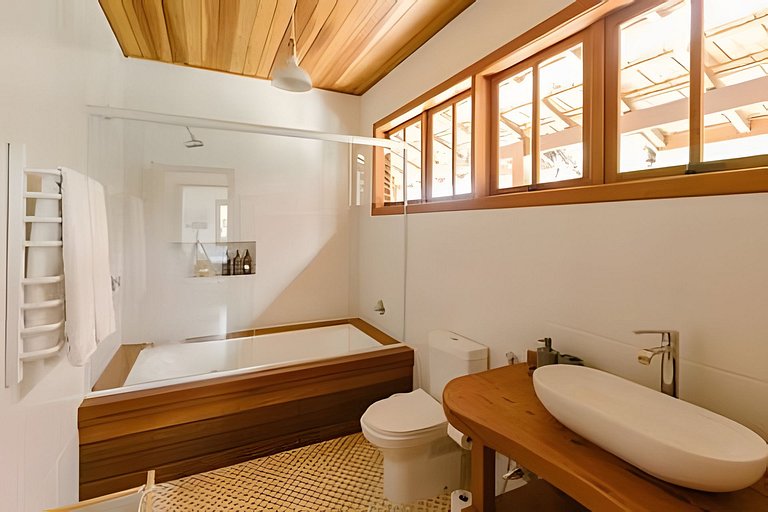 Casa de fazenda com rio, sauna e lareira