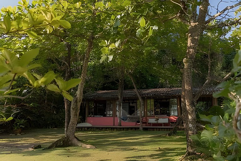 Casa pé na areia com acesso só de barco