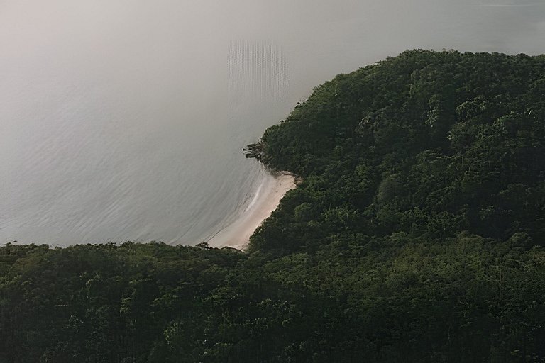 Casa pé na areia com acesso só de barco