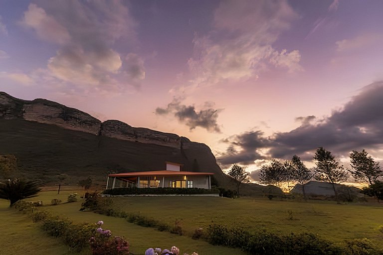 Casa de fazenda com piscina e vista para o Sincorá