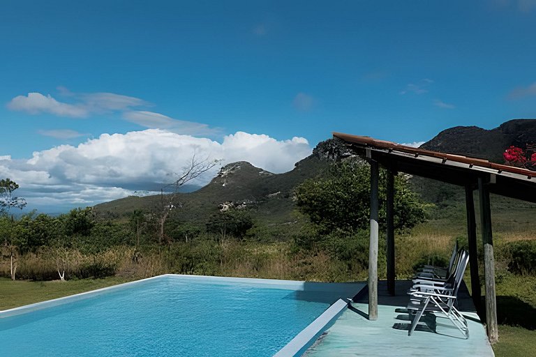 Casa de fazenda com piscina e vista para o Sincorá