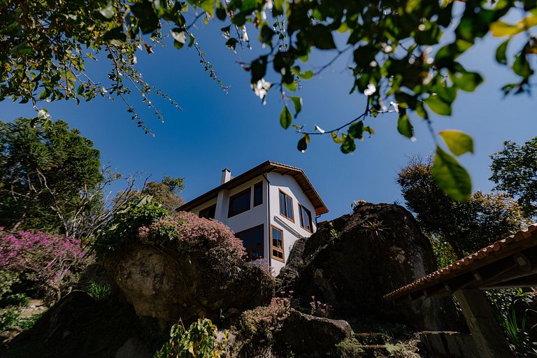 Casa de fazenda com rio, sauna e lareira
