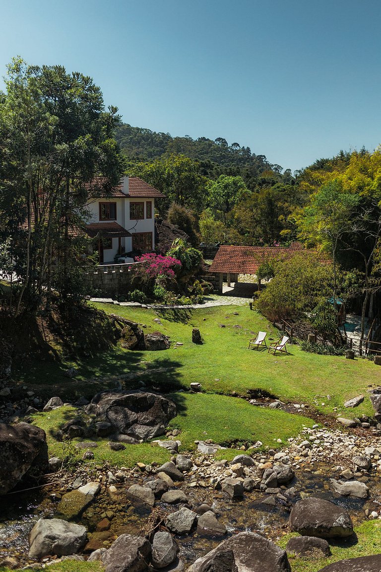 Casa de fazenda com rio, sauna e lareira