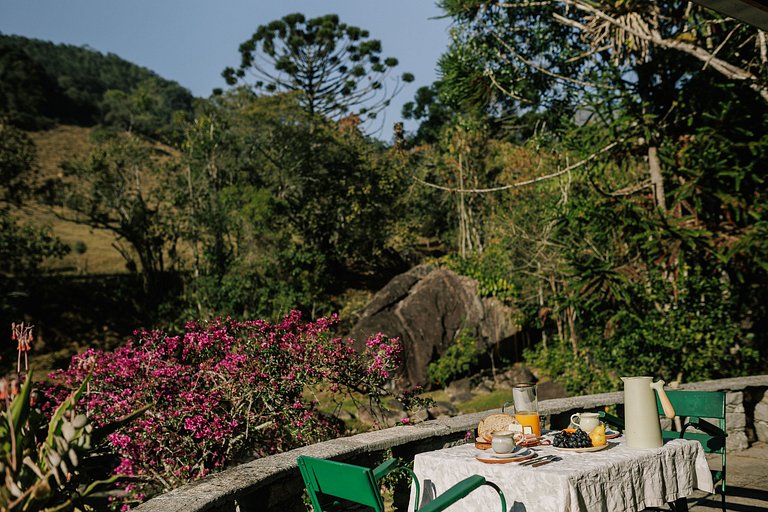 Casa de fazenda com rio, sauna e lareira